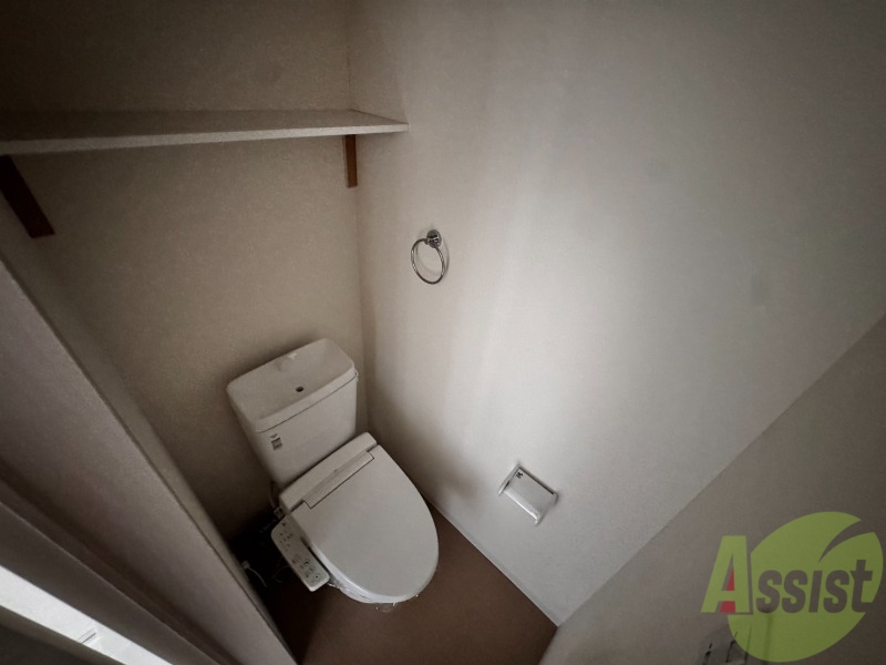 トイレ　こちらはトイレです。ピカピカなトイレで、気持ちも良いですね。