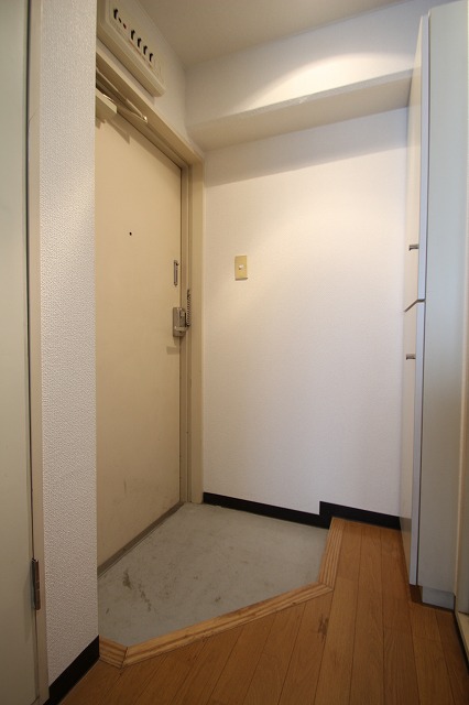 玄関　同物件別号室のものです。