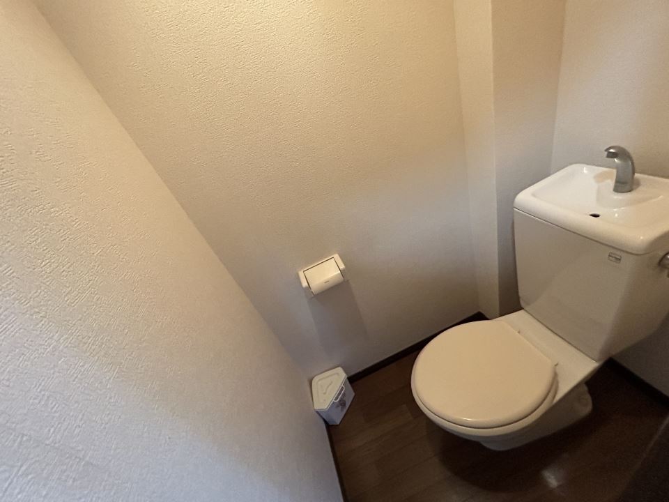 トイレ　白い壁の洋式トイレです