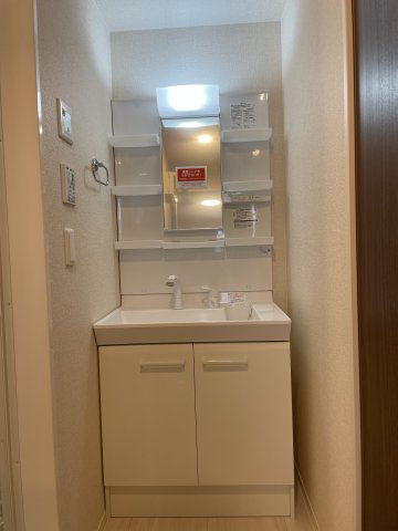 洗面設備　入居中のため、同タイプ（左右反転）105の室内画像です