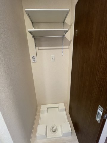 玄関　入居中のため、同タイプ（左右反転）105の室内画像です