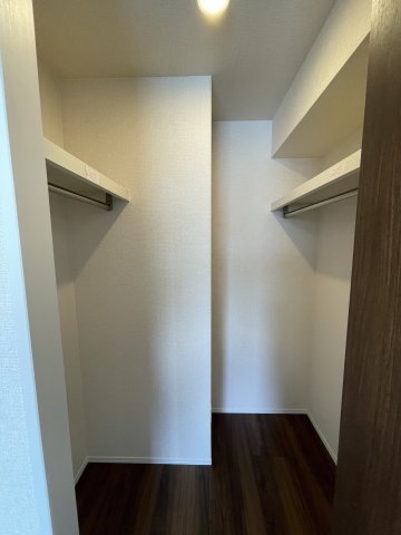 収納　入居中のため、同タイプ（左右反転）105の室内画像です