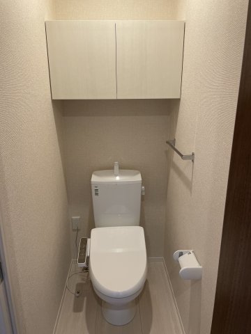 トイレ　入居中のため、同タイプ（左右反転）105の室内画像です