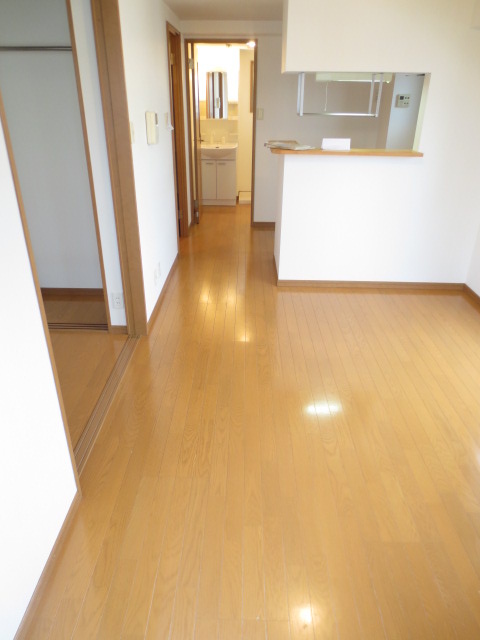 居室・リビング　同じ部屋タイプの別部屋の写真です。現況と異なる場合は現況を優