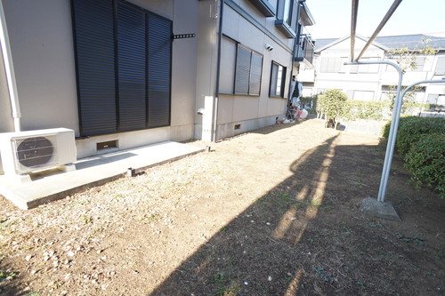 バルコニー　戸建感覚の専用庭付で植栽も楽しめます。