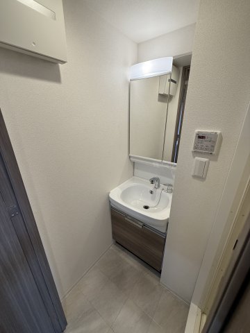 洗面設備　※写真は同じマンションの違う部屋のものになります。