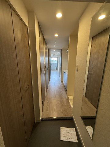 玄関　※写真は同じマンションの違う部屋のものになります。