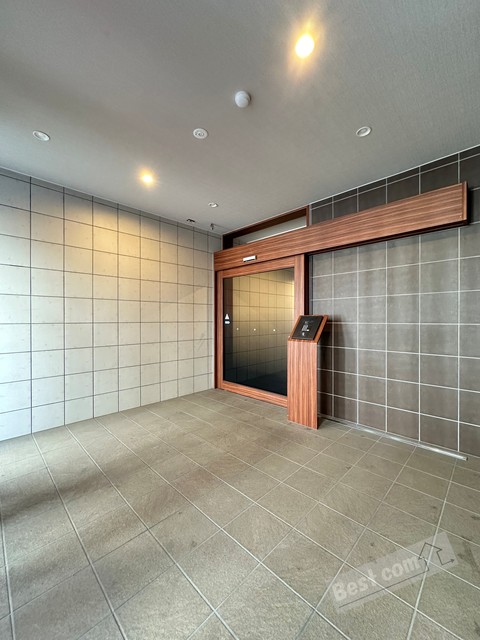 エントランス　オートロック付きで部外者シャットアウト♪