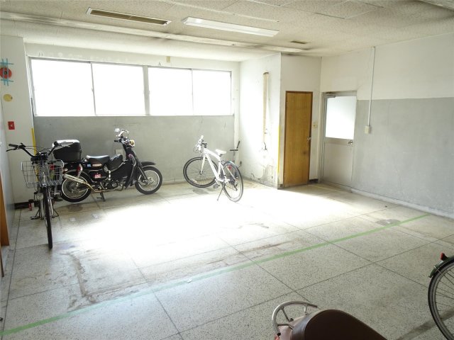 その他共有部分　雨に濡れない屋内の駐輪場完備♪