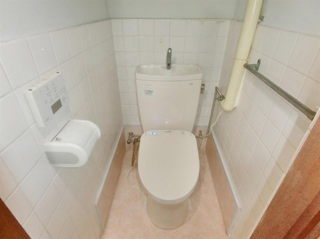 トイレ　温水洗浄便座付きの洋式トイレです♪