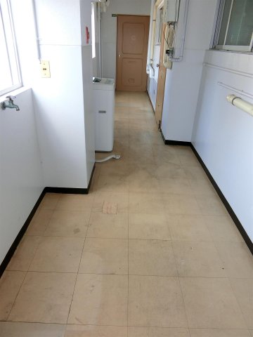 その他設備　洗濯機置き場は通路にあります♪