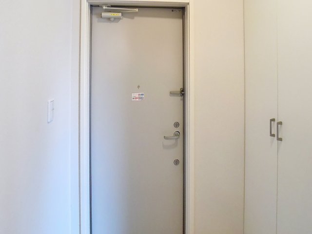 玄関　掲載写真は空室の別部屋を掲載しております。実際のお部屋と仕様