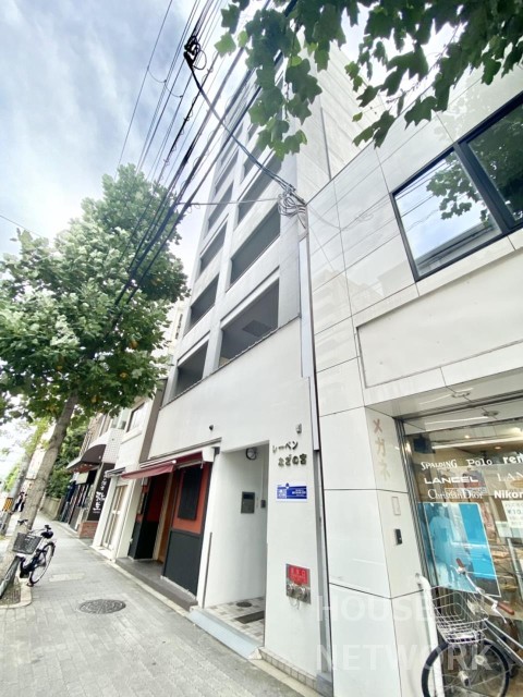 建物外観　バス停目の前です