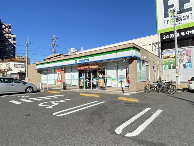 コンビニ　ファミリーマート（コンビニ）まで441m