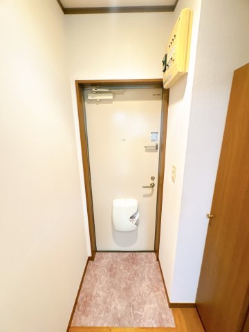 玄関　※同物件・同タイプの写真です