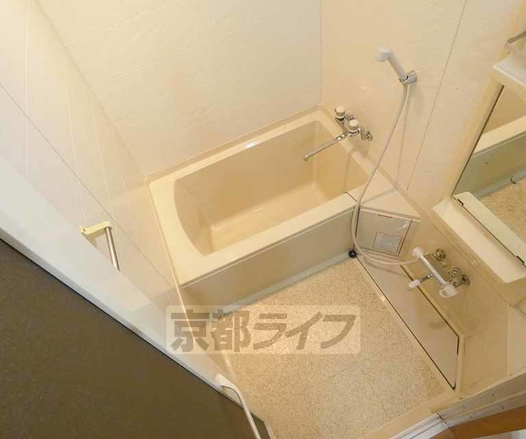 バス・シャワールーム　清潔感のあるバスルームです。