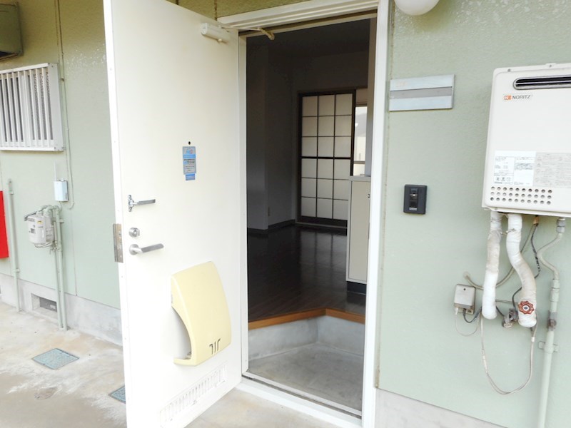 玄関　※他号室の参考写真となります。