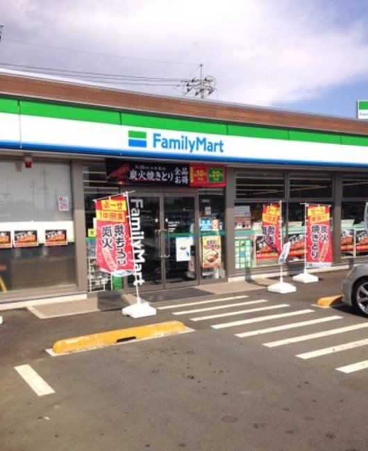 コンビニ　ファミリーマート小山田間店（コンビニ）まで930m