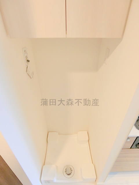 その他設備　吊戸棚収納付きの洗濯機置き場