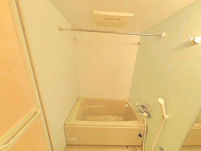 バス・シャワールーム　落ち着いた空間のお風呂です