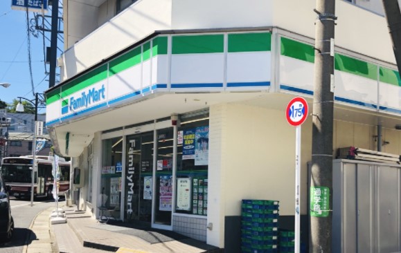 コンビニ　ファミリーマート 百合丘三丁目店（コンビニ）まで106m