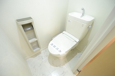トイレ　嬉しいウォシュレット付のトイレです。