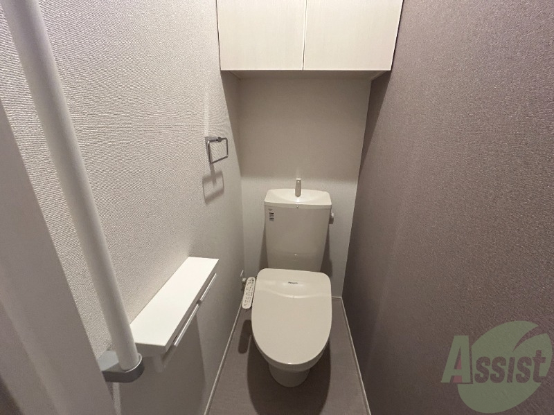 トイレ　トイレには温水洗浄便座のほかに、手すりも付いております。