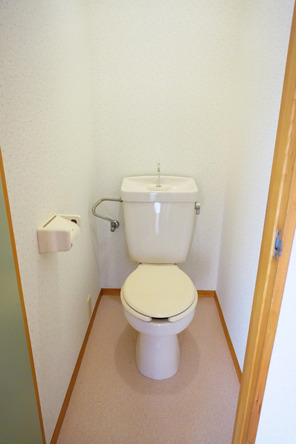 トイレ　※補修前の参考画像の為、設備等は現況優先。