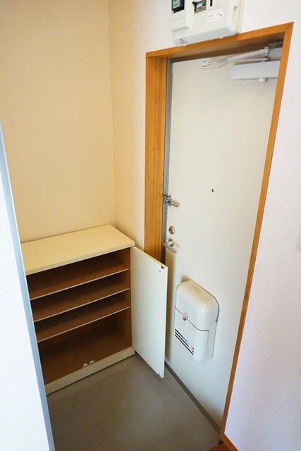 玄関　※補修前の参考画像の為、設備等は現況優先。