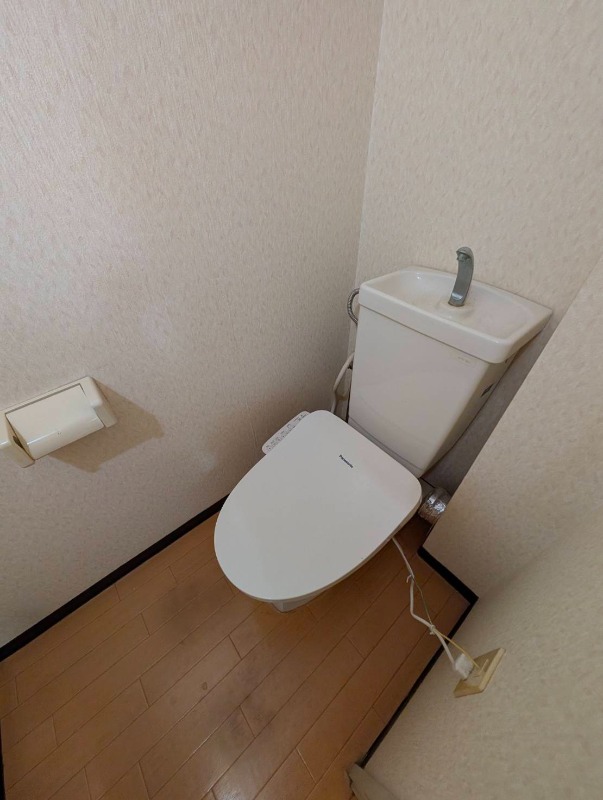トイレ　別号室の写真です。