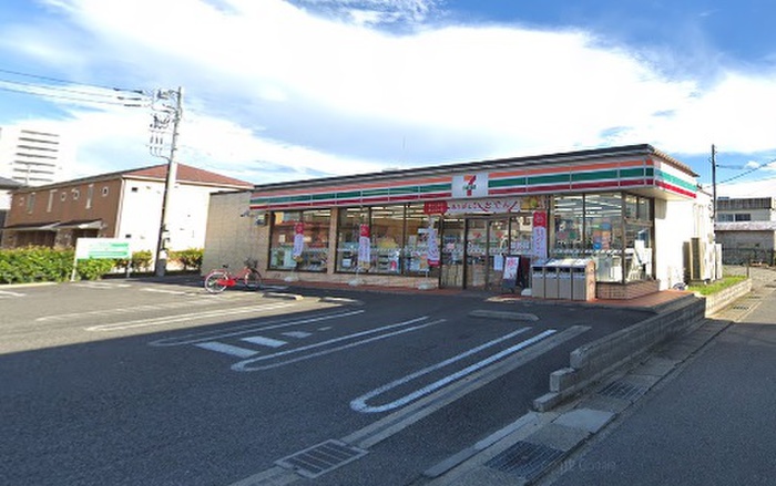コンビニ　セブンイレブン中新田店（コンビニ）まで120m
