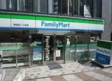 コンビニ　ファミリーマート 神宮前三丁目店（コンビニ）まで392m