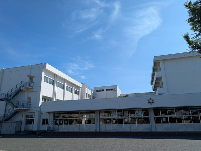 中学校　黒埼中学校（中学校）まで918m