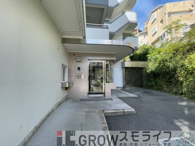 エントランス　明るい感じでいいですね。