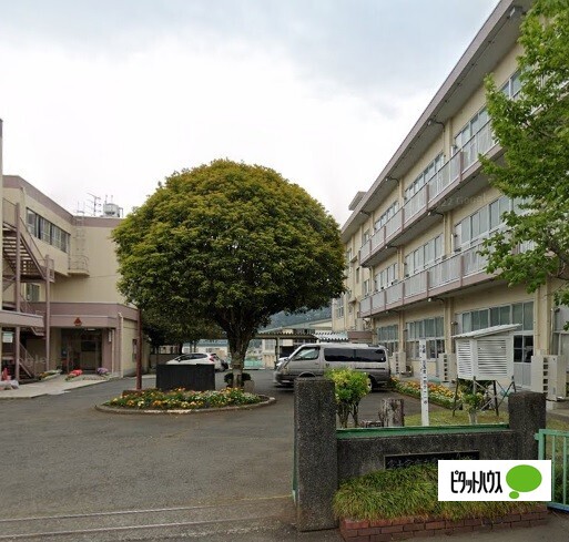 小学校　富士宮市立富丘小学校（小学校）まで643m
