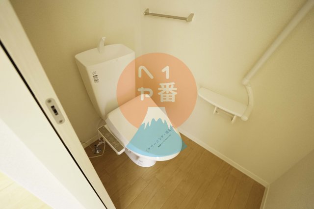 トイレ　落ち着いた色調のトイレです