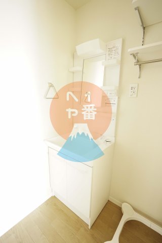 洗面設備　独立洗面化粧台が付いています