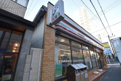 コンビニ　セブンイレブン 新宿神楽坂駅西店（コンビニ）まで453m