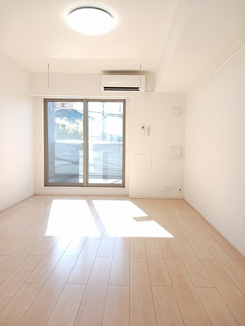 居室・リビング　エアコン付きのきれいなお部屋です。