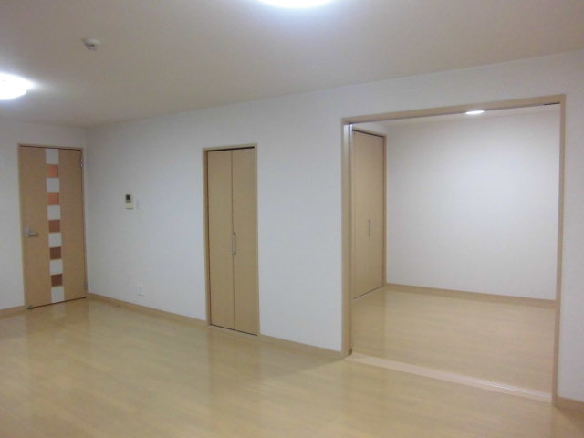 その他　LDKから南洋室になります。