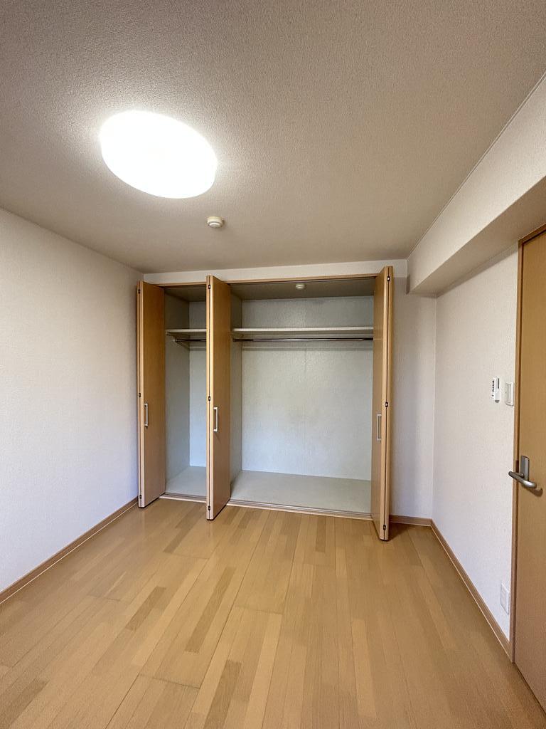 その他部屋・スペース　北側洋室5.9帖　収納付きです