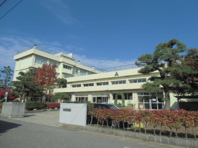 中学校　石山中学校（中学校）まで1200m