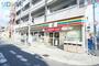 コンビニ　セブンイレブン大阪小松2丁目店（コンビニ）まで111m