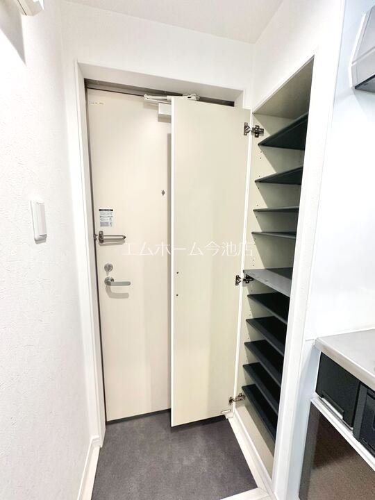 玄関　玄関　シューズボックス付