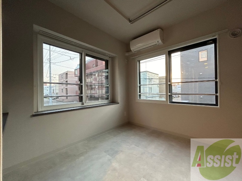 居室・リビング　日当たりが良くて心地よく過ごせそうなお部屋です。