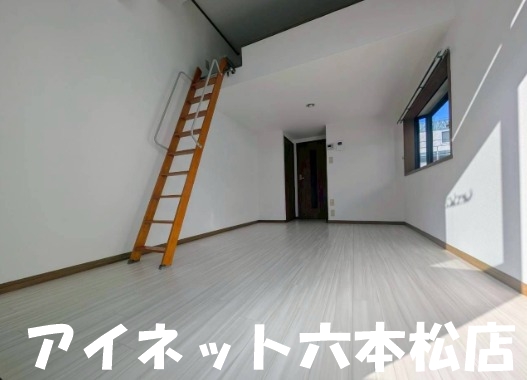 居室・リビング　広々とした洋室