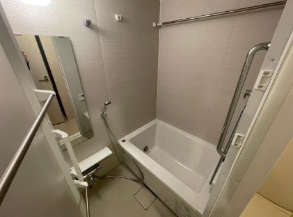 バス・シャワールーム　追い焚き機能、浴室乾燥機付きバス。