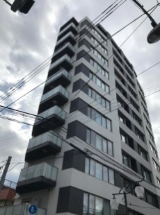 建物外観　鉄筋コンクリート造のがっちりとした建物。