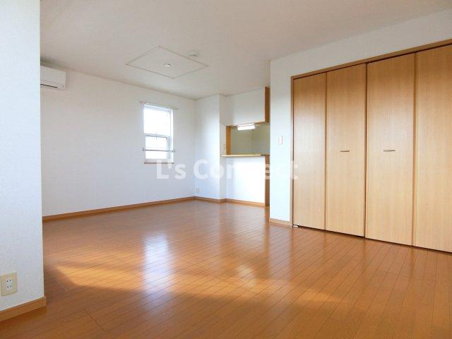 居室・リビング　角部屋で２面に窓があります。