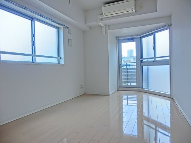 居室・リビング　★角部屋２面採光の居室★